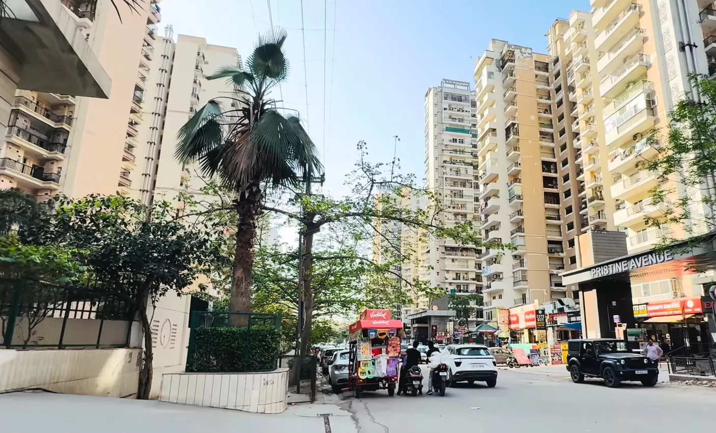 Gaur City 14th Avenue Ready to Move Flats in Noida